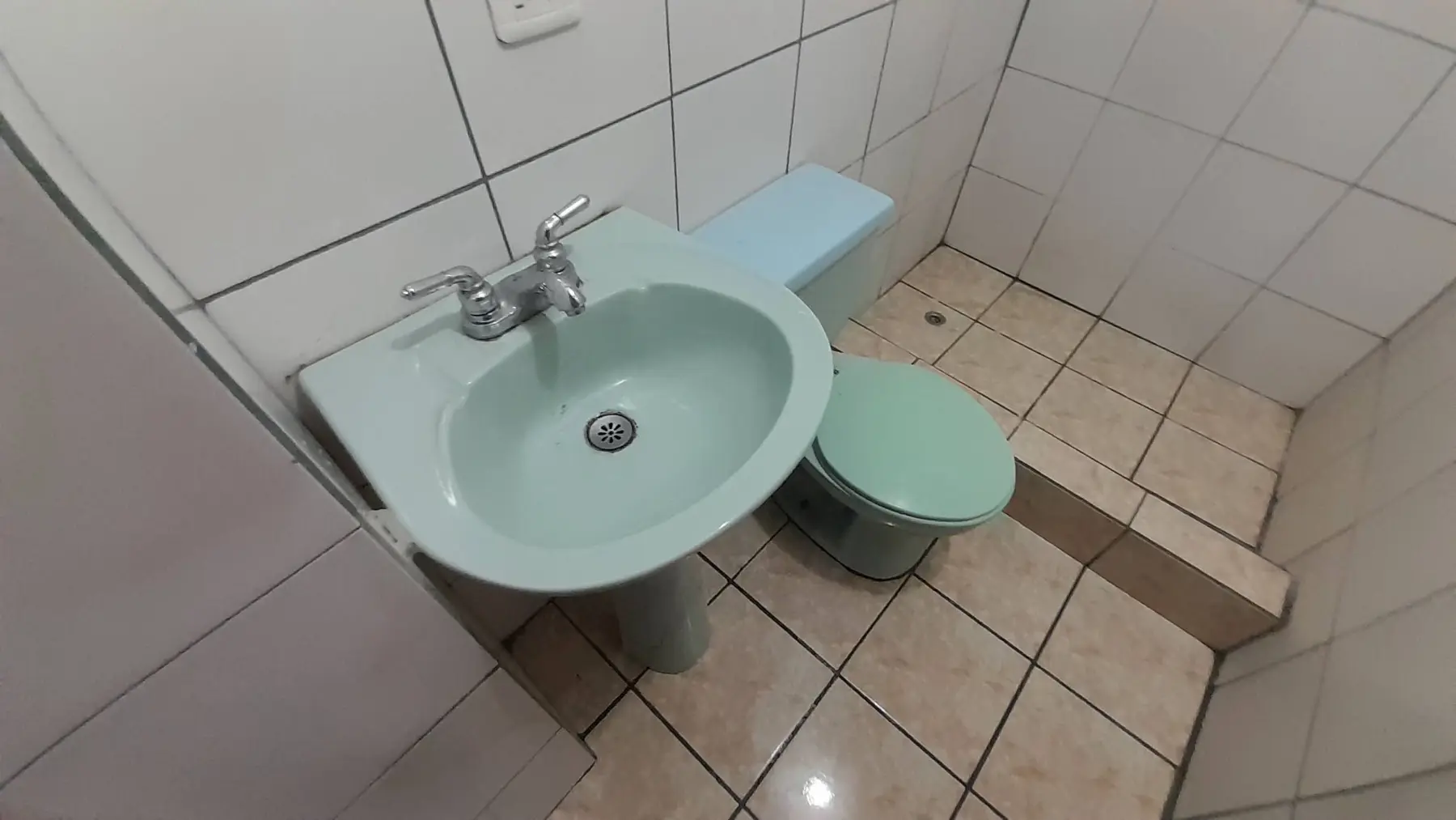 Baño con instalaciones sanitarias en revisión en Quito