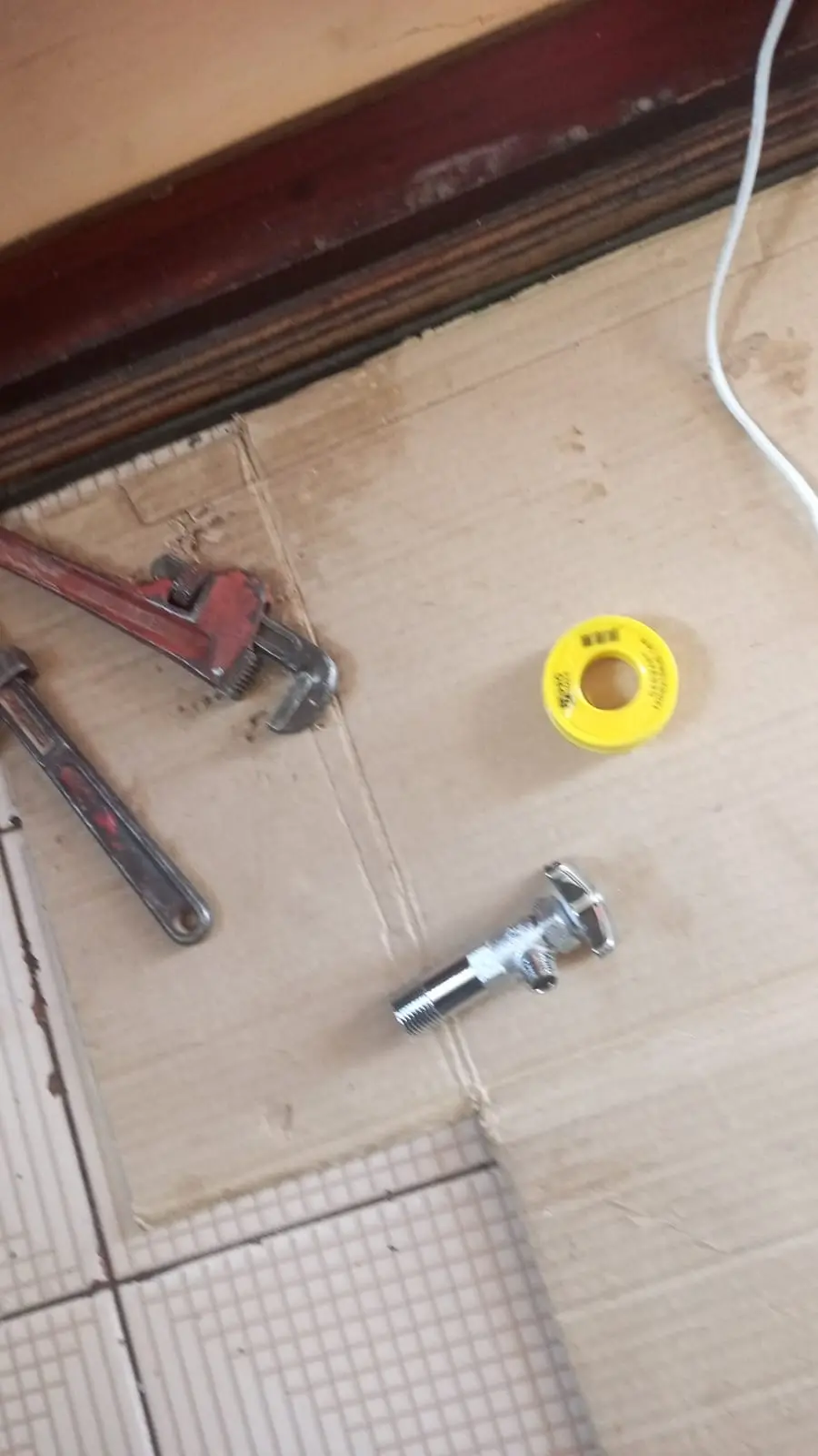 Pared con daño y posible humedad antes de reparar en Quito