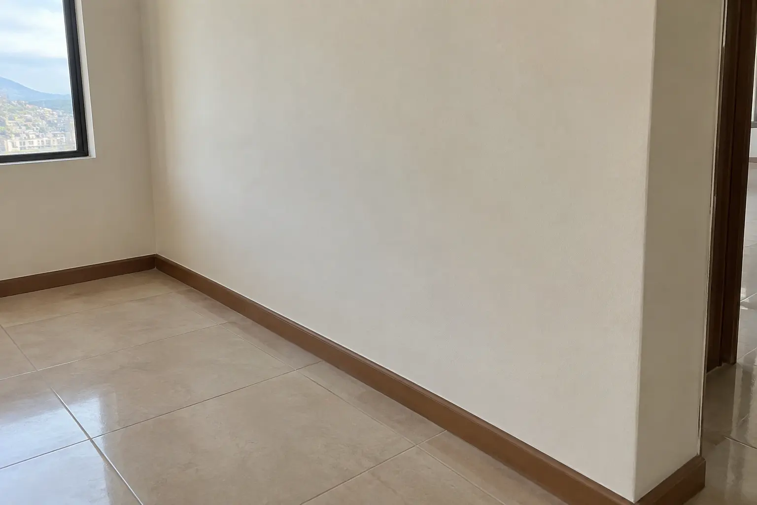 Visualización ilustrativa de pared reparada después de humedad