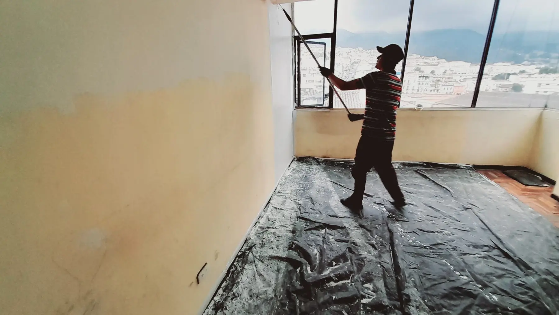 Preparación de habitación antes de pintar en Quito