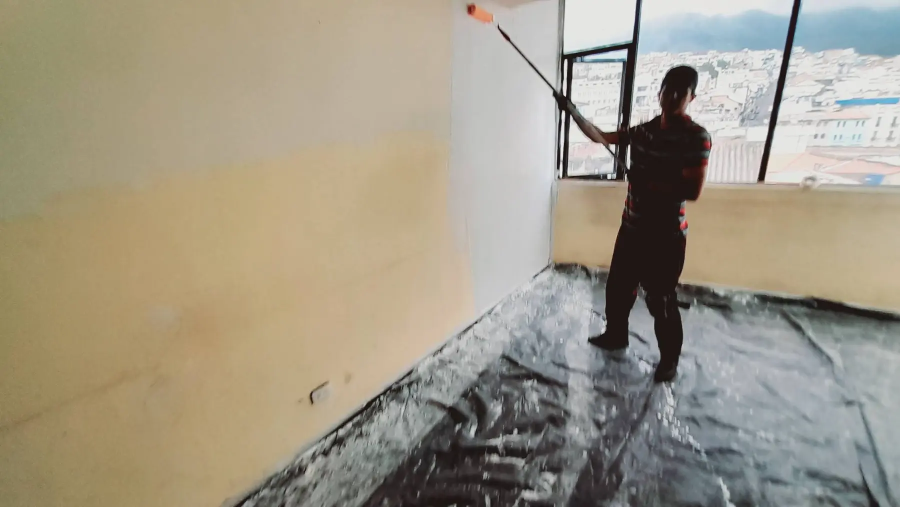 Proceso de pintura de paredes interiores en Quito