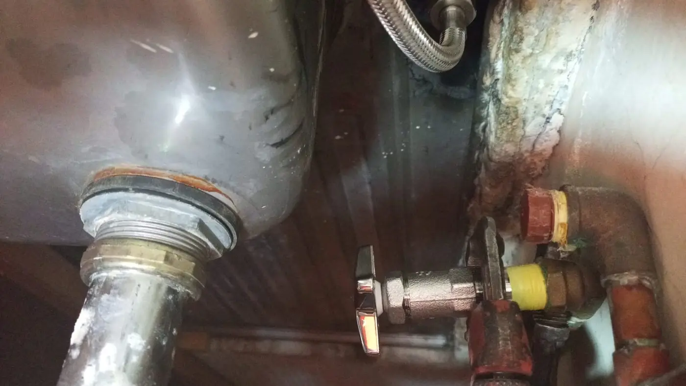 Después: llave de paso instalada y conexión flexible