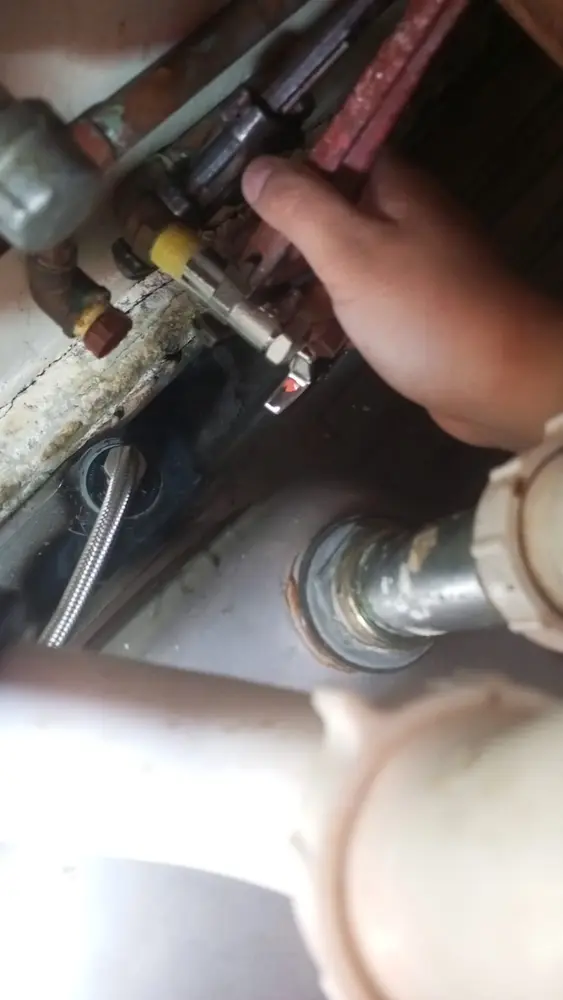 Proceso de instalación y sellado de nueva válvula